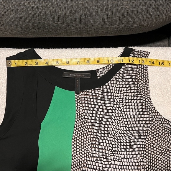 🛍️ BCBG MAX AZRIA Black and green with abstract print sleeveless blouse size S. - Picture 8 of 10